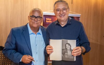 Eduardo Amorim prestigia lançamento de livro que apresenta a vitória eleitoral de Emília em 2024