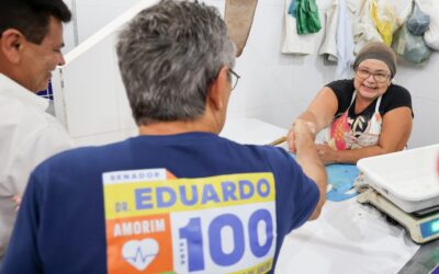 Eduardo Amorim e Valmir de Francisquinho visitam feira de Porto da Folha